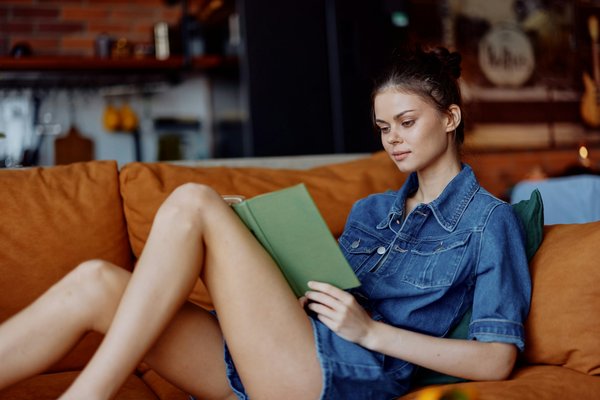 Comment styliser des combinaisons en denim pour un look urbain et moderne?