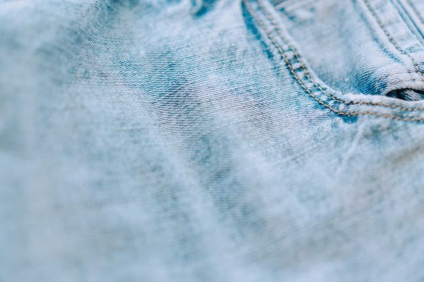 Quels types de vestes en jean sont idéales pour un look de printemps décontracté?