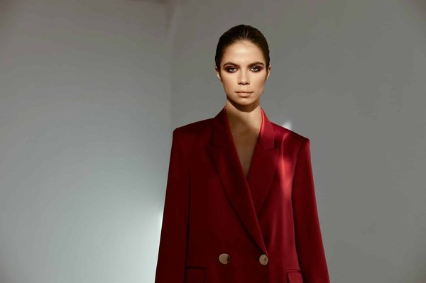 Quels conseils pour intégrer des bottes en caoutchouc dans une tenue de pluie chic?